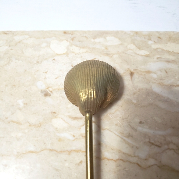 Brass shell shape candle snuffer - Picture 4 of 7